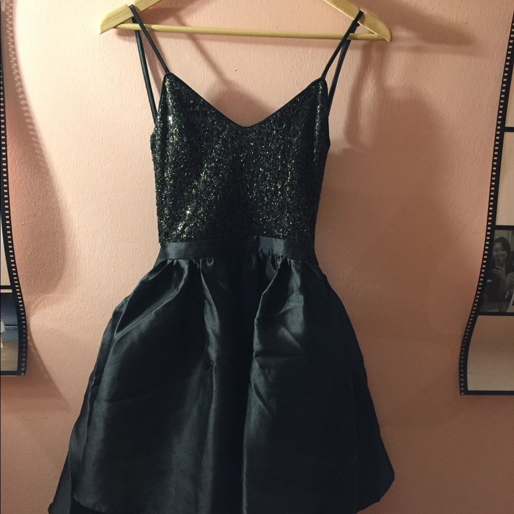 Dress - Picture 3 of 4